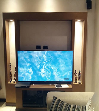 mobile porta TV in cartongesso con nicchie e faretti